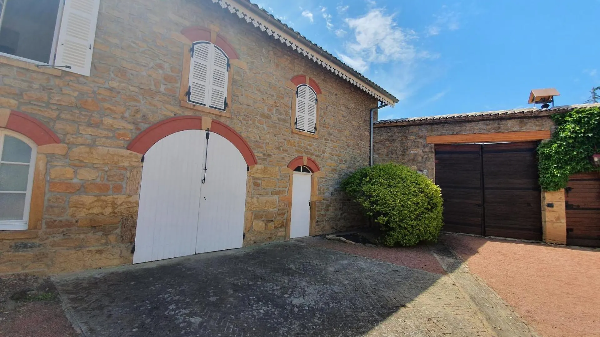 Domaine Des Franchises - Beaujolais Village - Charme Et Authenticite Au Coeur Des Pierres Dorees Denice 0*,  France